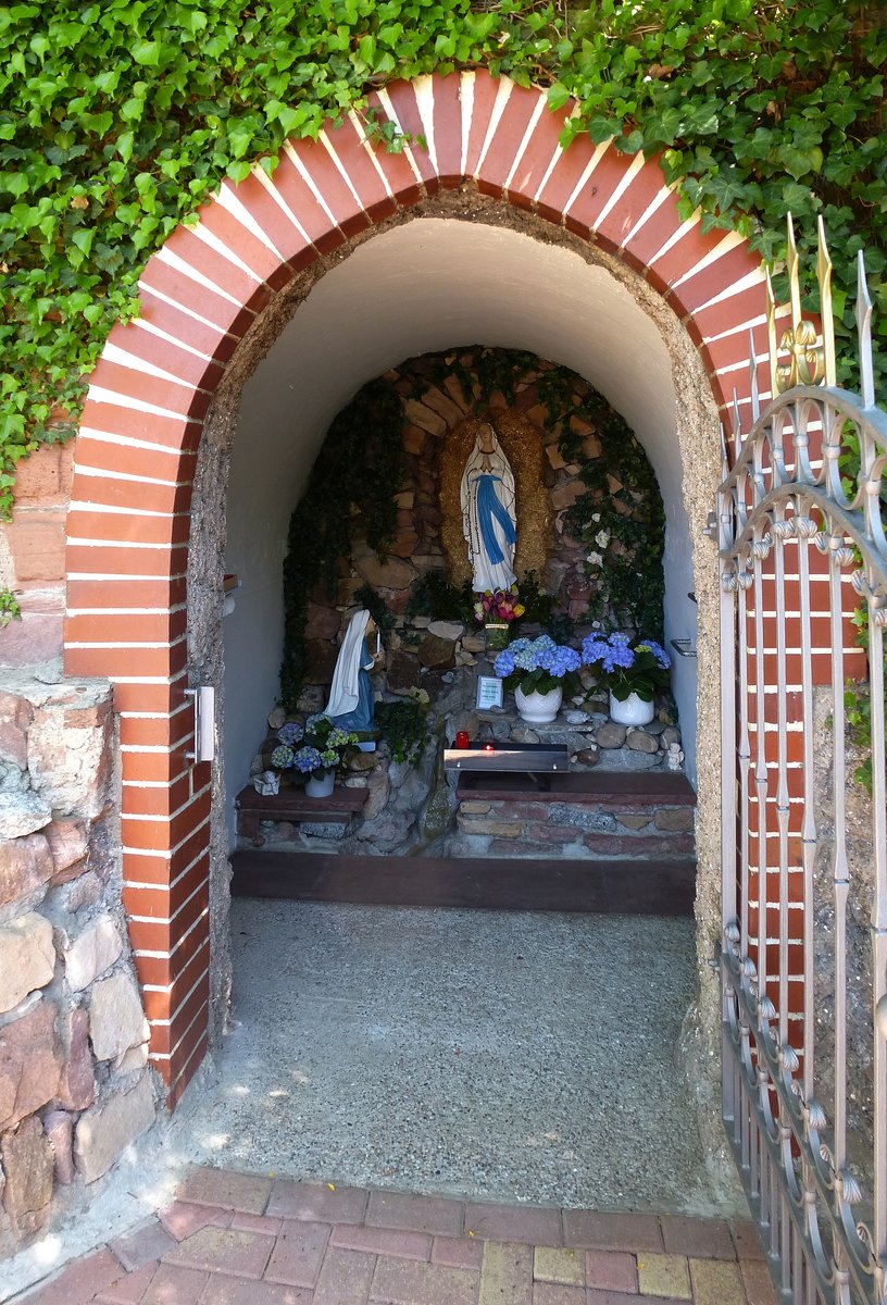 Hofweier, die Lourdes-Grotte neben der St.Gallus-Kirche wurde 1955 errichtet, Mai 2016