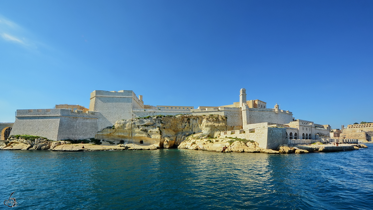 Hohe Festungsmauern auf Malta. (Oktober 2017)