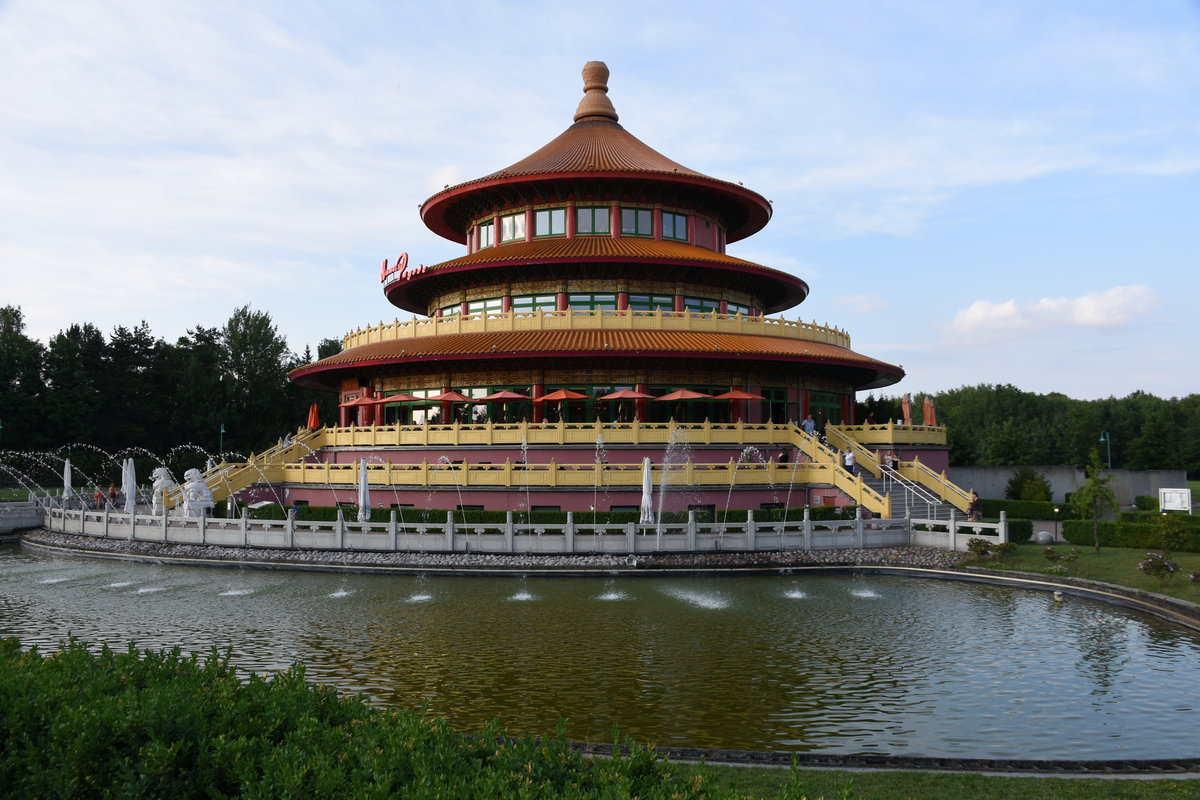 HOHEN NEUENDORF (Landkreis Oberhavel), 20.06.2019, dieses asiatisch anmutende Gebude beherbergt ein bezeichnenderweise als Himmelspagode bezeichnetes chinesisches Restaurant