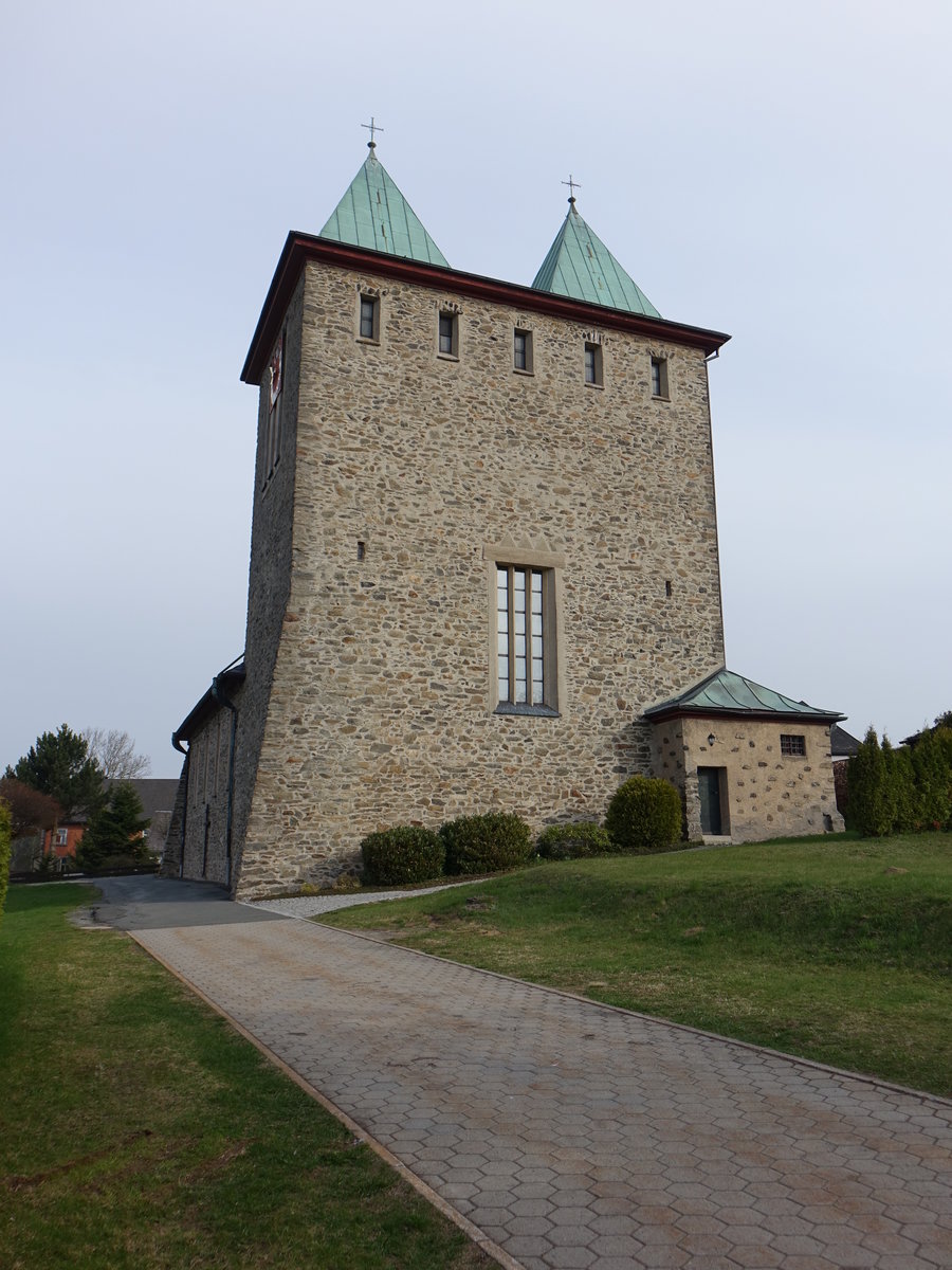 Hohenberg, Katholische Kuratiekirche St. Josef, Expressionistischer Bau aus Brockenmauerwerk und steilem Walmdach, Chor zwischen zwei Trmen, erbaut von 1928 bis 1929 von Fritz Fuchsenberger (15.04.2017)