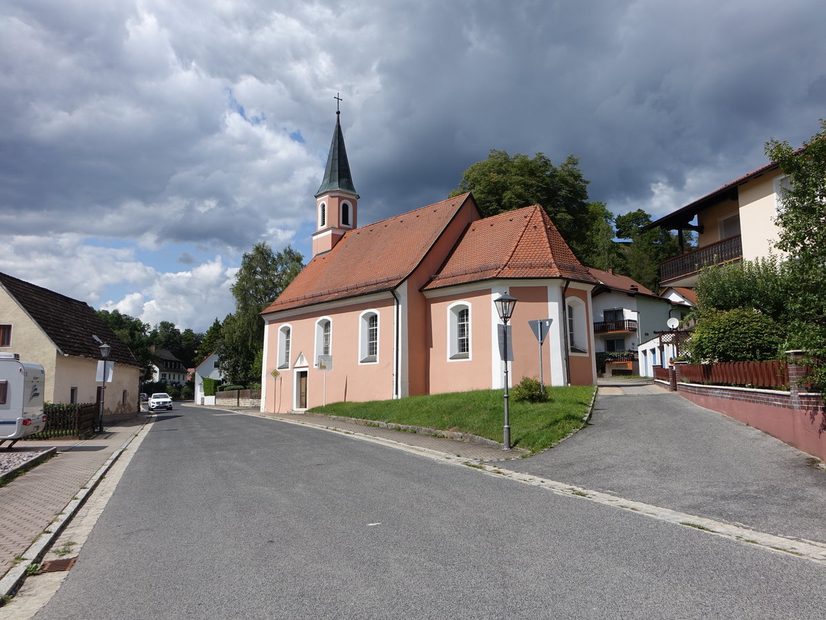 Hohenfels, kath. Nebenkirche St. Sebastian, Saalbau mit eingezogener polygonaler Apsis und Giebeldachreiter, erbaut von 1687 bis 1690 (20.08.2017)