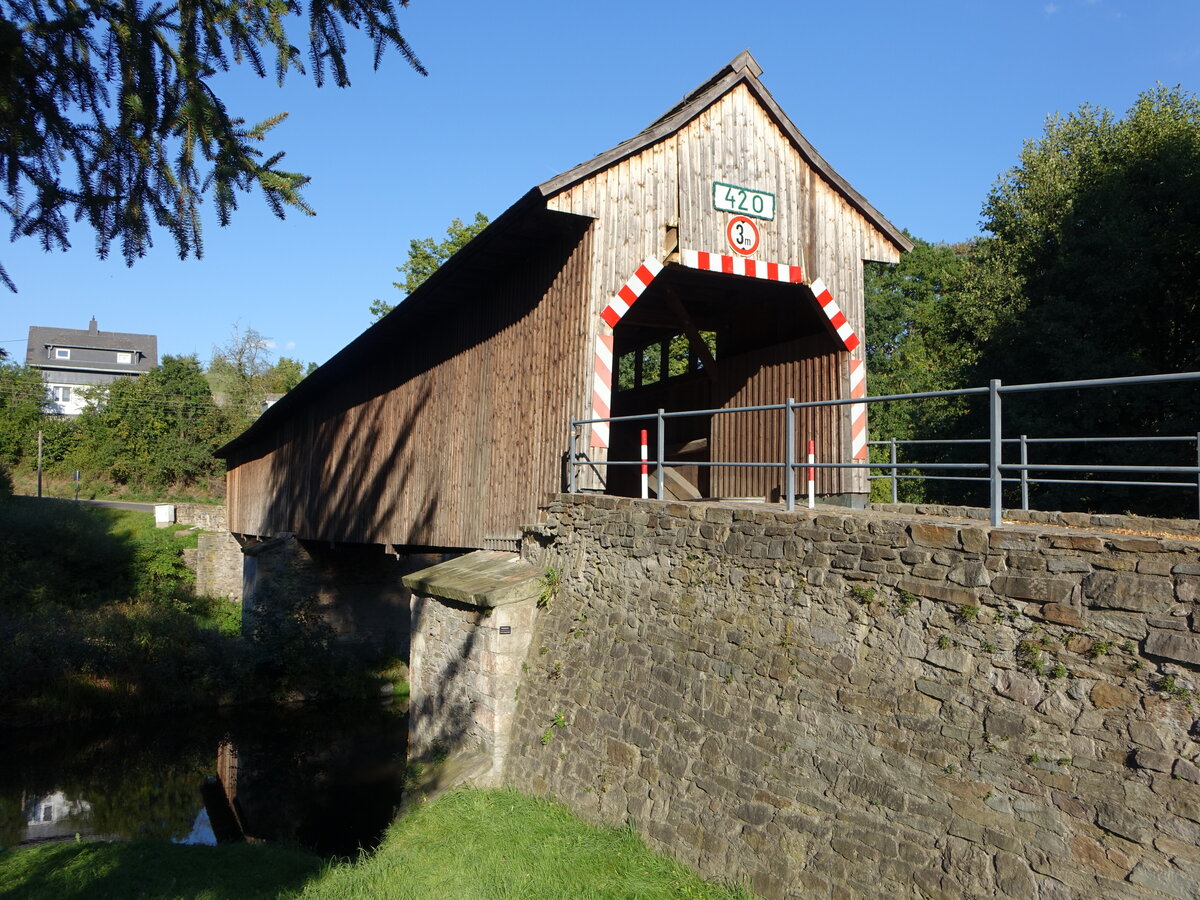 Hohenfichte, berdachte Holzbrcke ber die Flha, erbaut 1823 (17.09.2023)