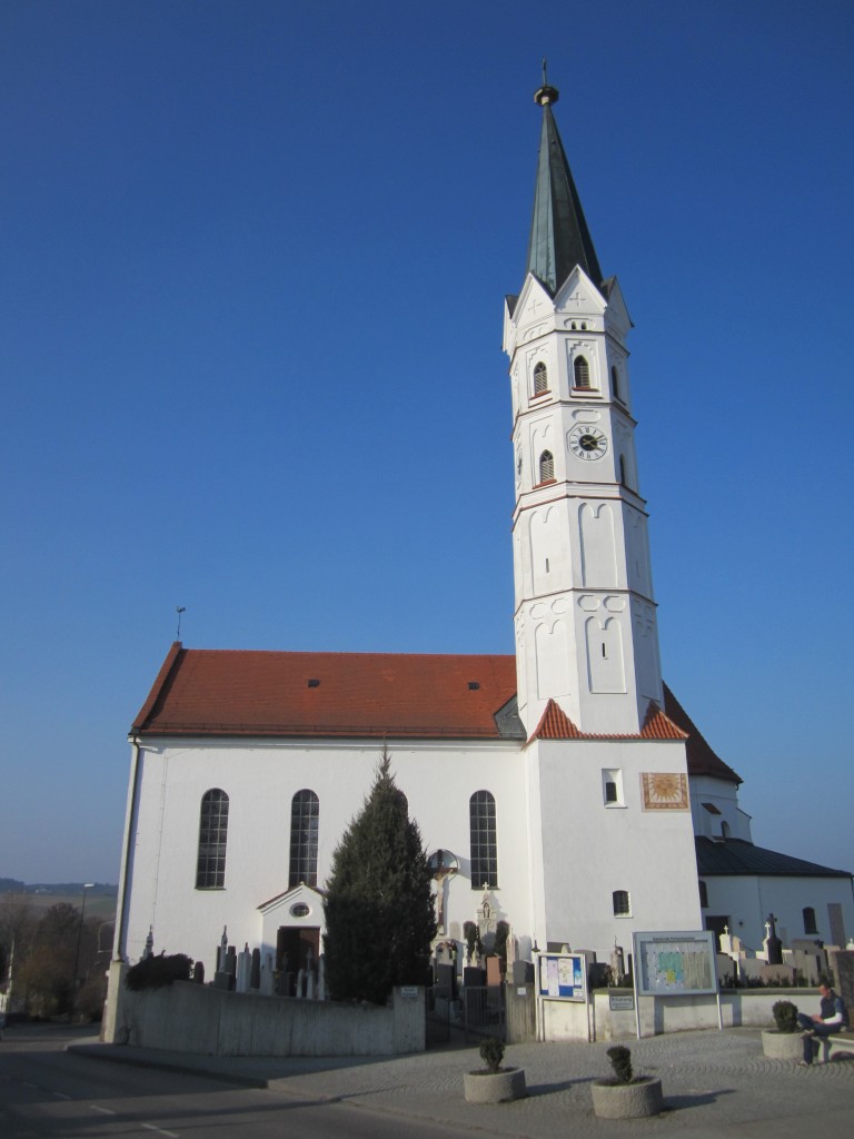 Hohenkammer, St. Johannes Kirche, erbaut 1813, Chorflankenturm 14. Jahrhundert, erhht 1620, Saalbau mit sptgotischem Chor (14.03.2014) 