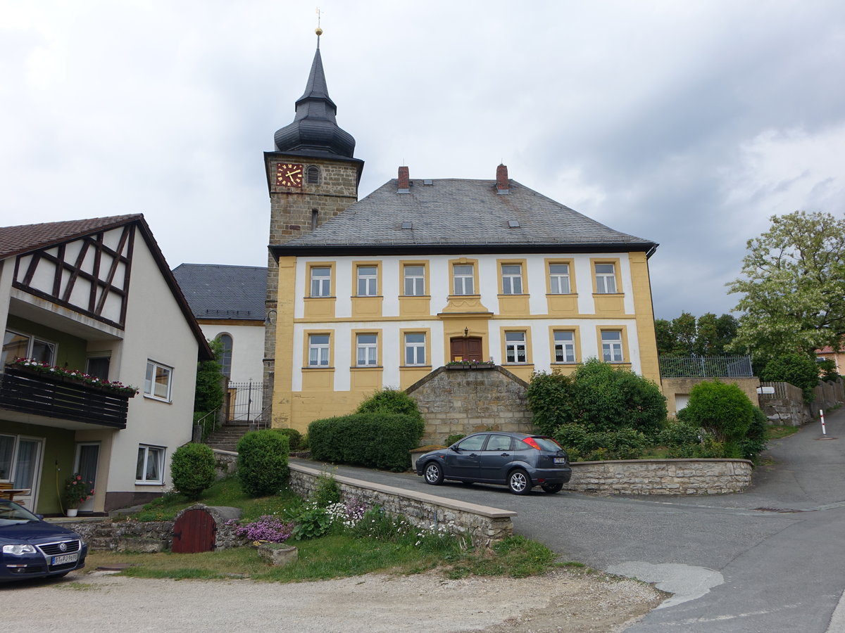 Hohenmirsberg, Pfarrhaus und Pfarrkirche St. Martin, Pfarrhaus erbaut von 1797 bis 1798 durch Lorenz Fink, Pfarrkirche erbaut von 1720 bis 1722 (19.05.2018)