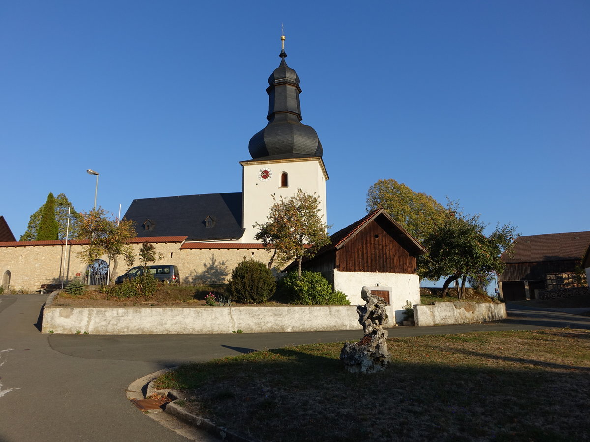 Hohenplz, kath. Pfarrkirche, St. Laurentius und Heinrich, Wehrkirche, Chorturm um 1300, Langhaus erbaut 1695 (14.10.2018)