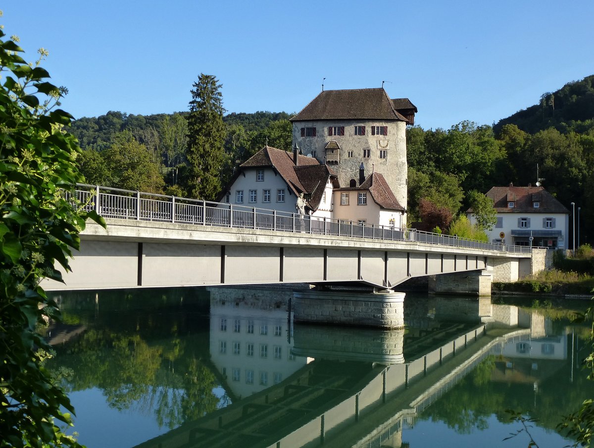 Hohentengen am Hochrhein, Blick vom Schweizer Rheinufer auf das Schlo Rtteln, auch Burg Rotwasserstelz genannt, 1163 erstmals erwhnt, Sept.2015