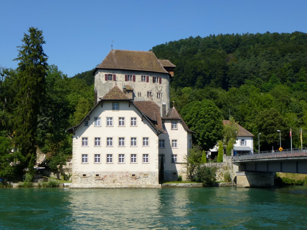 Hohentengen am Hochrhein, das Schlo Rtteln, auch Burg Rotwasserstelz genannt, stammt aus dem 12.Jahrhundert, heute Privatbesitz, die Brcke ber den Rhein fhrt direkt in das schweizer Stdtchen Kaiserstuhl, Juli 2013