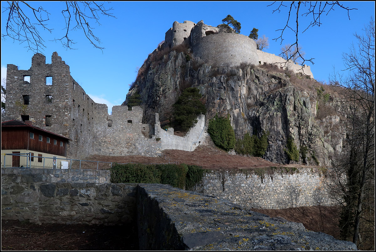 Hohentwiel bei Singen -

Blick auf die Festung von der unteren Festung zur oberen.

04.02.2018 (M)

