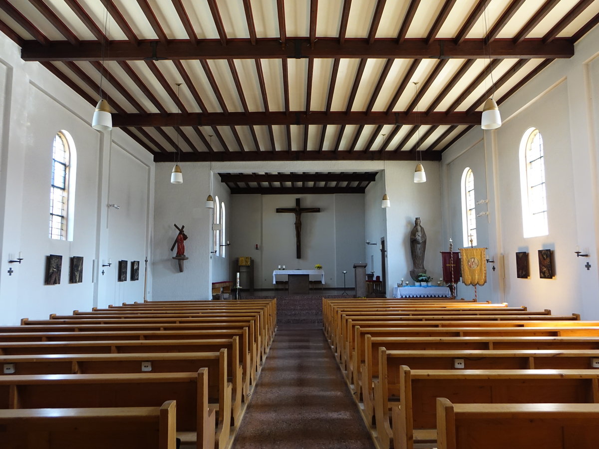 Hohenwart, Innenraum der kath. Filialkirche Maria Knigin, erbaut von 1954 bis 1956 durch den Architekten Bernhard Wildschtte (01.07.2018)