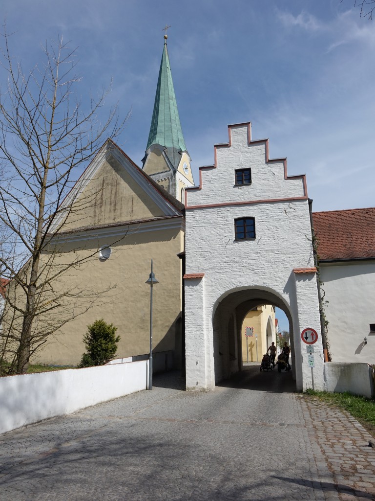 Hohenwart, Markttor und Pfarrkirche Maria Verkndigung, Tor erbaut im 15. Jahrhundert (15.04.2015)