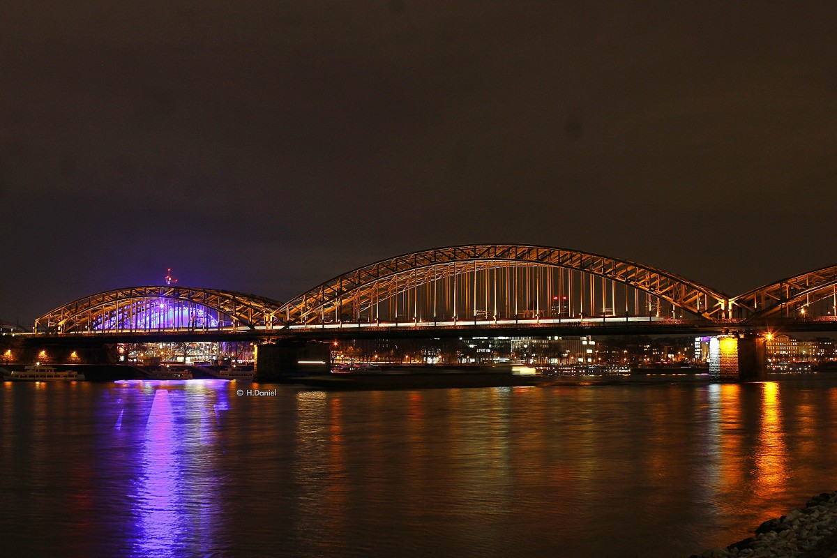 Hohenzollernbrcke am Abend am 29.12.2015.