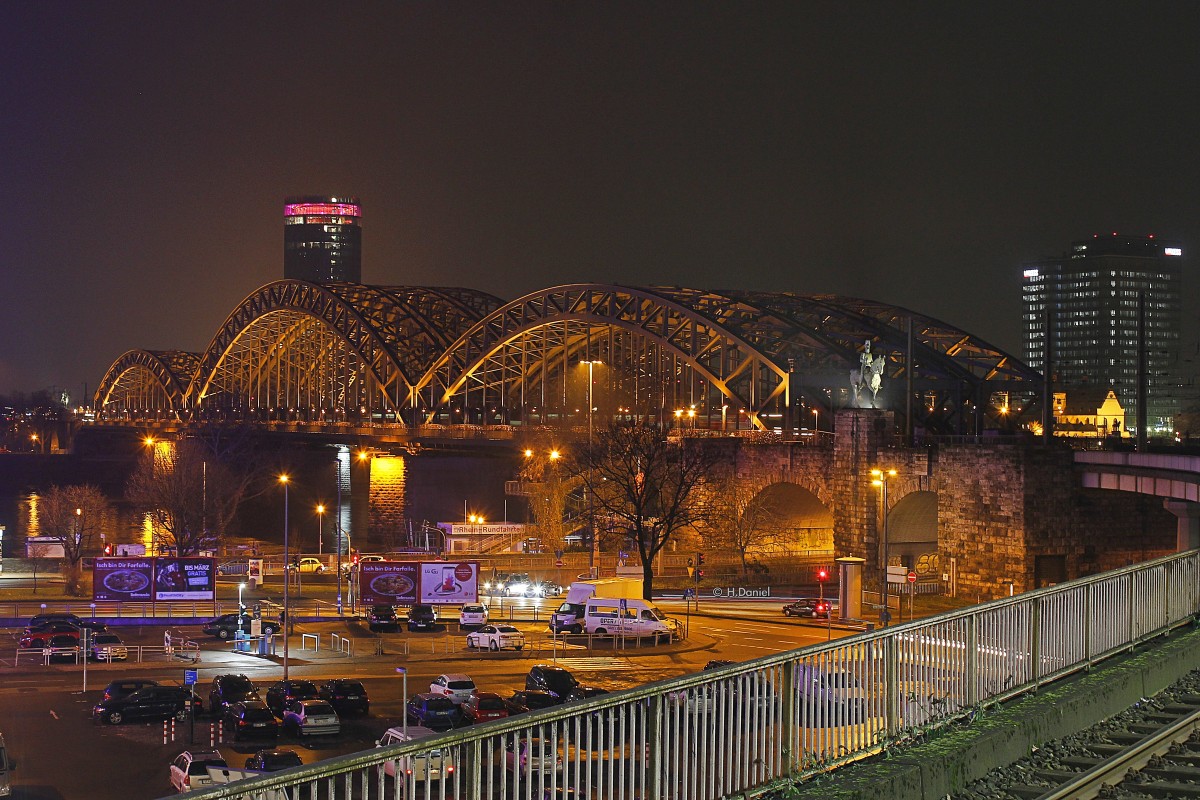Hohenzollernbrücke am Abend in Köln, am 11.11.2015.