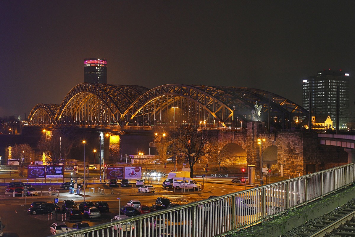 Hohenzollernbrcke am Abend in Kln, am 11.11.2015.