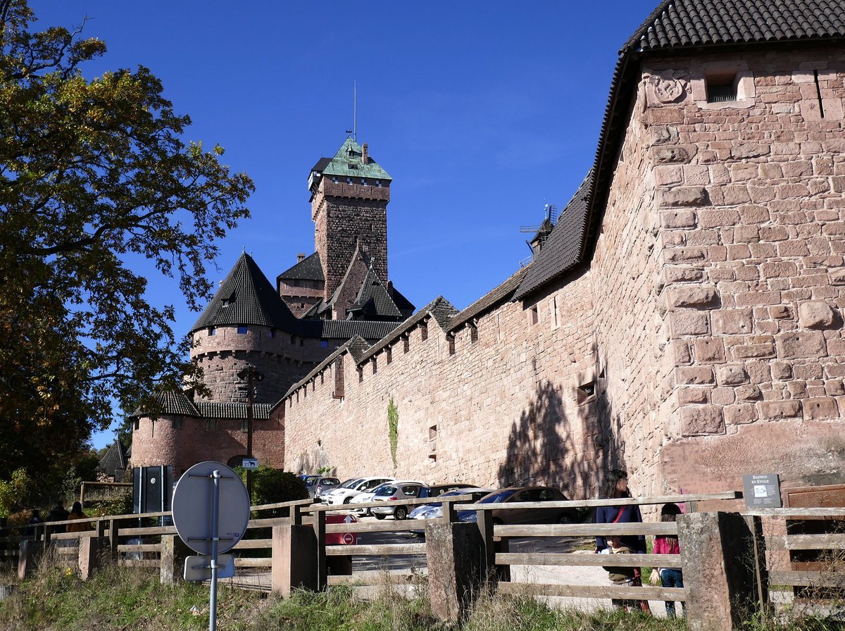 Hohknigsburg im Elsa, Blick von Nordost auf den Eingangsbereich, gehrt in Frankreich zu den meistbesuchten Touristenorten, Okt.2019