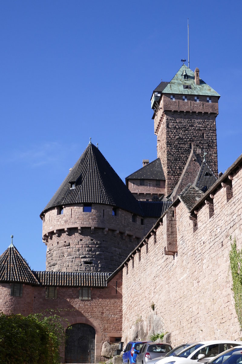 Hohknigsburg im Elsa, Eingangsbereich mit Bergfried, Okt.2019