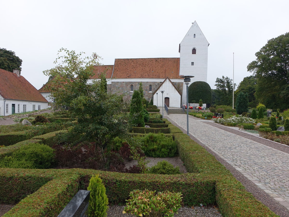 Hojslev, Orslevklosterkirche, erbaut um 1500, um 1700 Umbau im Barockstil fr General J. Rantzau (20.09.2020)