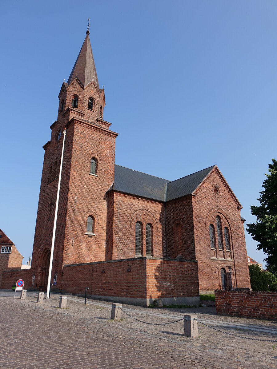 Holbaek, evangelische Pfarrkirche St. Nikolai, neuromanische Backsteinkirche, erbaut 1868 (17.07.2021)