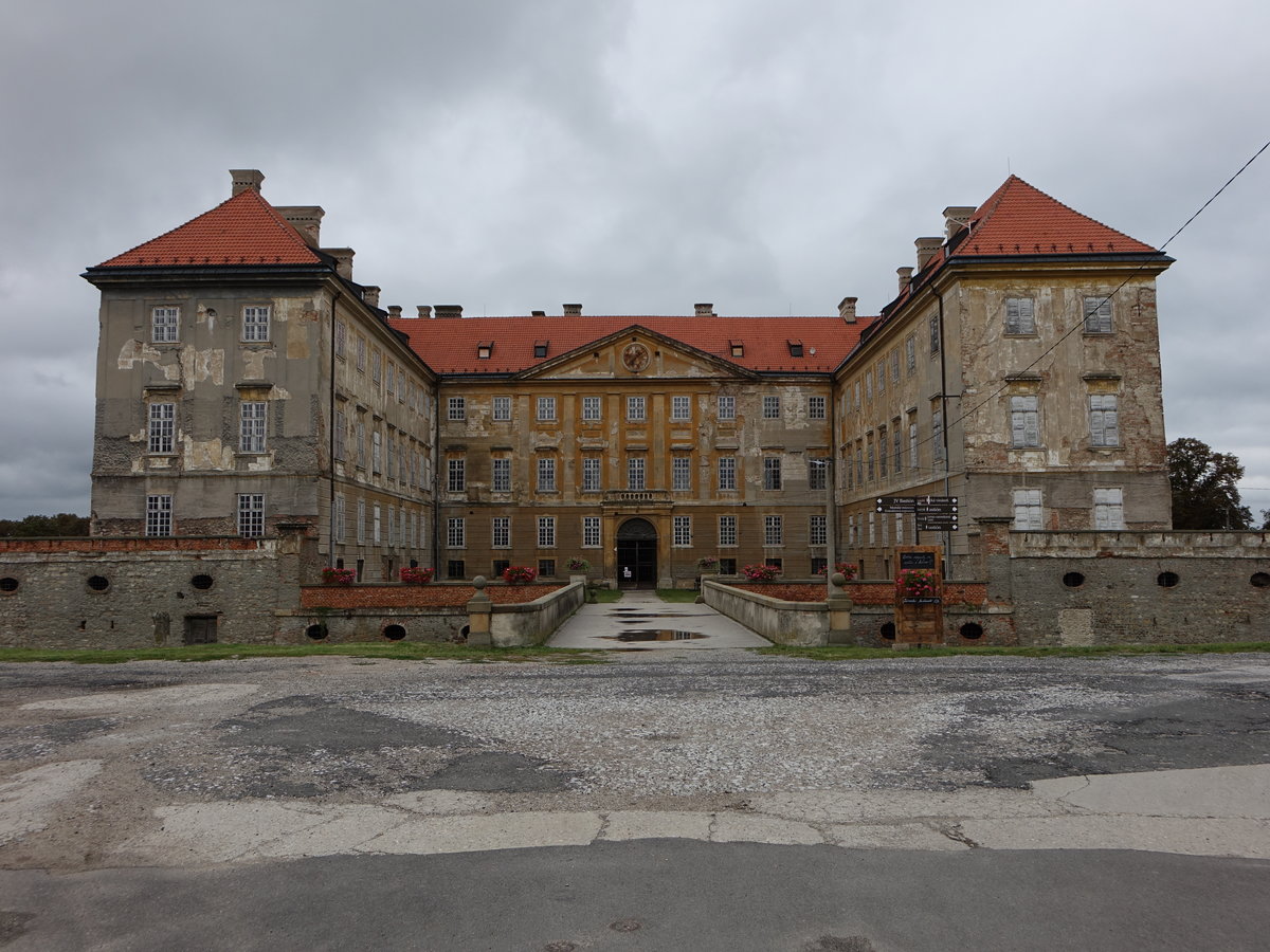 Holic / Holitsch, Schloss Weikirchen, erbaut im 18.Jh. aus der mittelalterlichen Wasserburg unter Kaiserin Maria Theresia (04.08.2020)