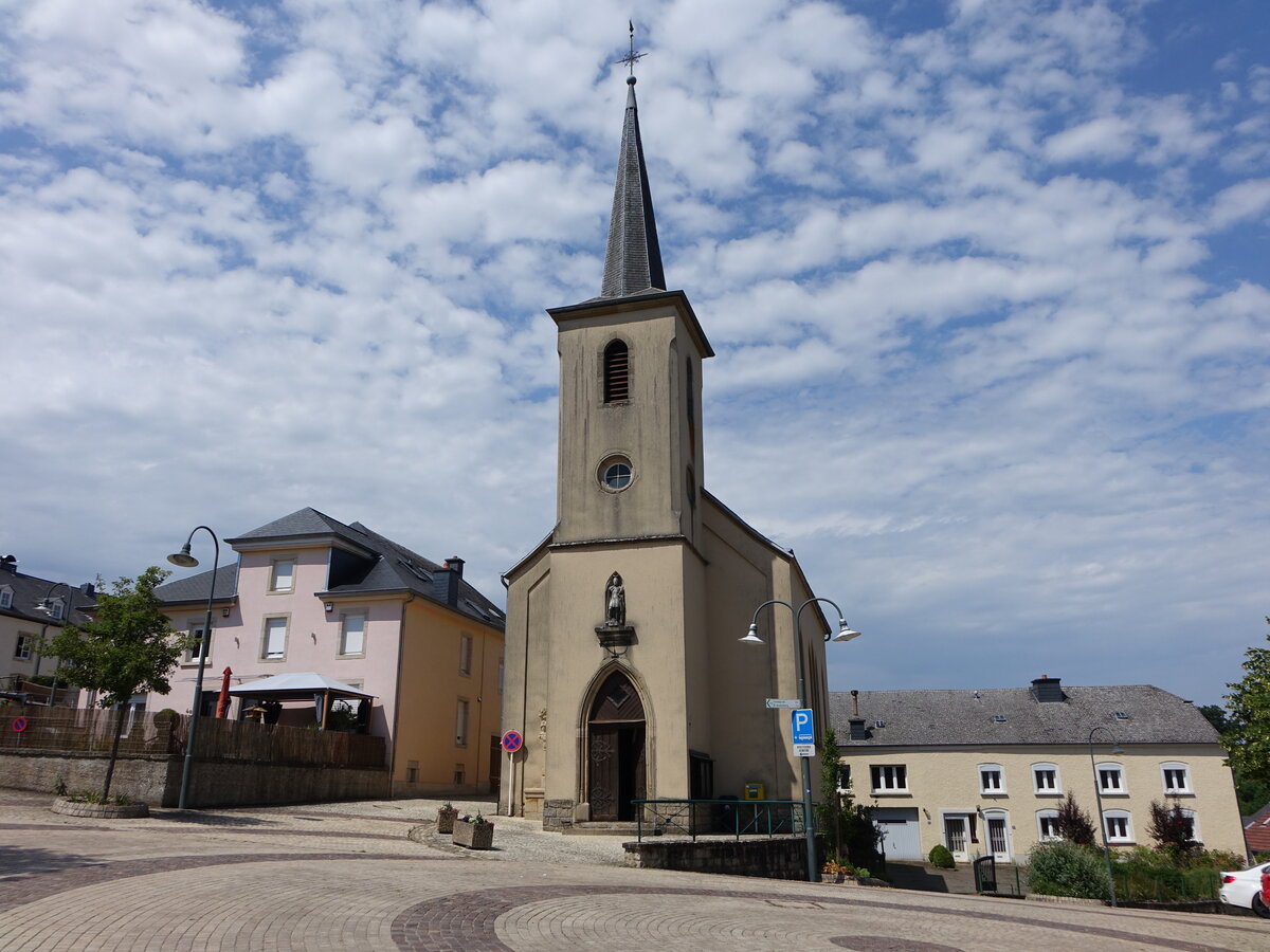 Hollenfels, Pfarrkirche Saint-Sebastien in der Rue du Chateau, erbaut durch Antoine Hartmann (20.06.2022)