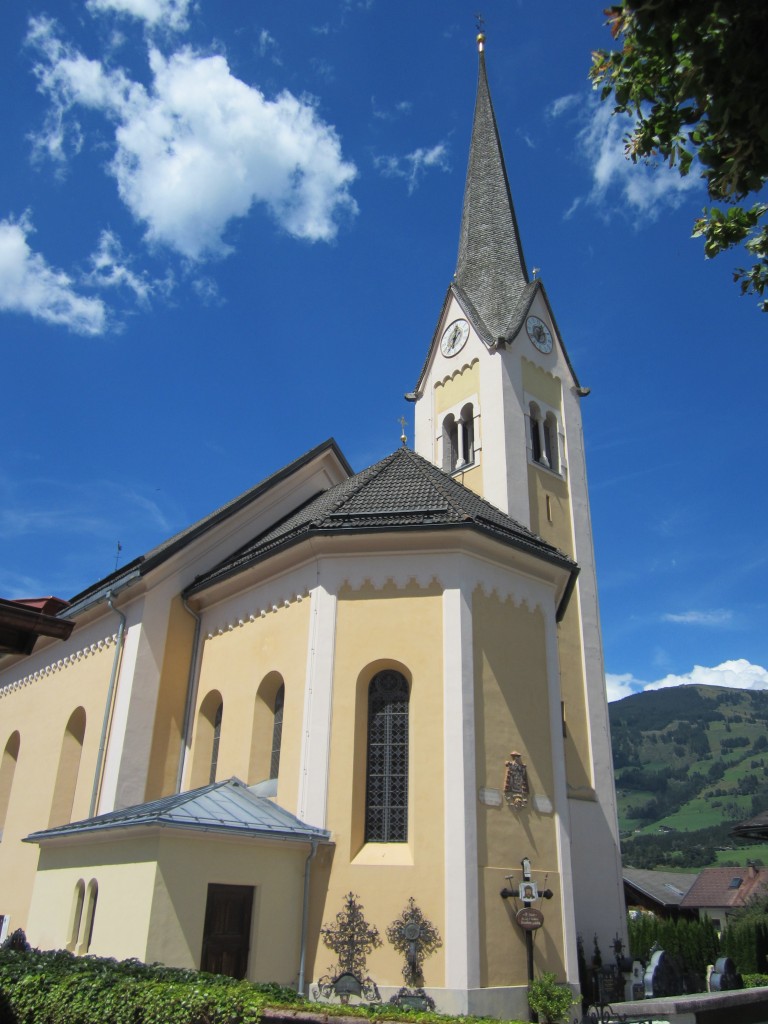 Hollersbach im Pinzgau, Pfarrkirche St. Vitus, erbaut von 1892 bis 1893 durch Baumeister Ferdinand Ranggetiner, Kirchturm von 1900 (02.08.2014)