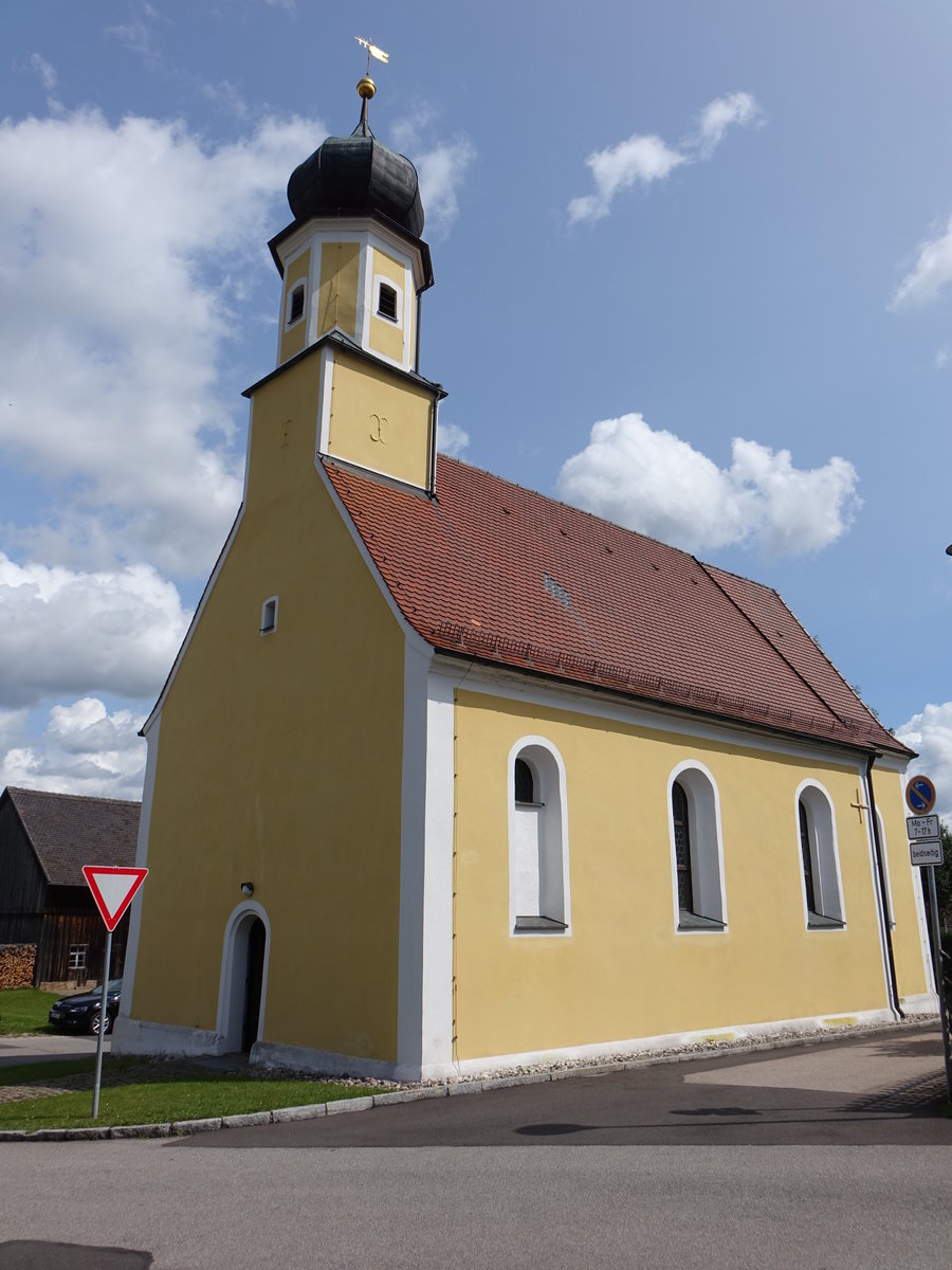 Hollerstetten, kath. Filialkirche St. Stephan, Saalbau mit eingezogenem halbrundem Chor und Giebeldachreiter, erbaut bis 1750 (20.08.2017)