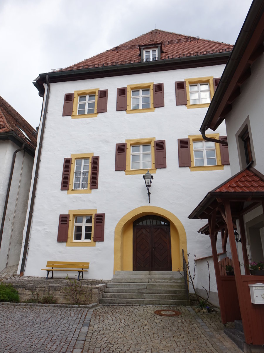 Hollfeld, altes Rathaus am Marienplatz, erbaut im 17. Jahrhundert (16.04.2017)