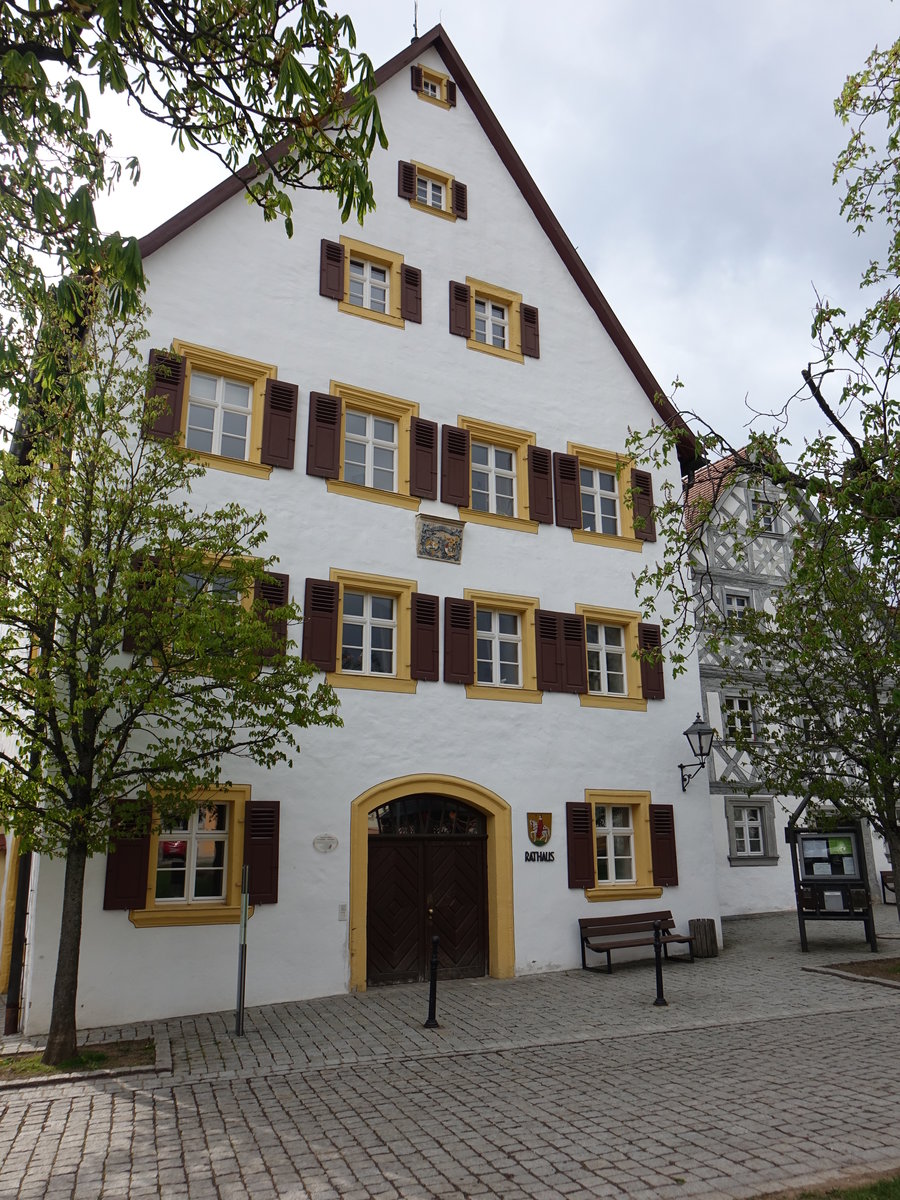 Hollfeld, altes Rathaus, dreigeschossiger giebelstndiger Satteldachbau, erbaut im 17. Jahrhundert (16.04.2017)