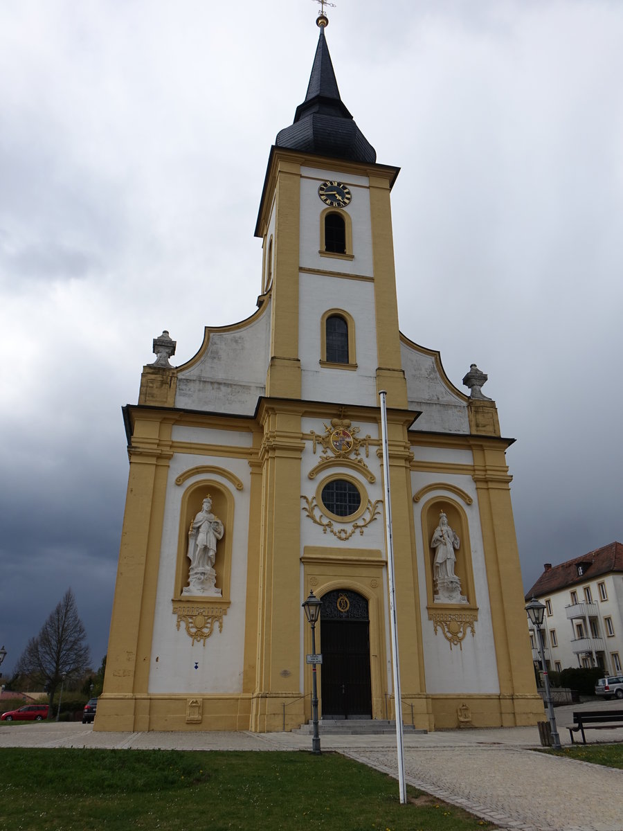 Hollfeld, Katholische Pfarrkirche Mari Himmelfahrt, Saalbau mit eingezogenem Chor, dreiseitigem Chorschluss, Portalturm, erbaut von 1778 bis 1782 von Johann Joseph Vogel (16.04.2017)