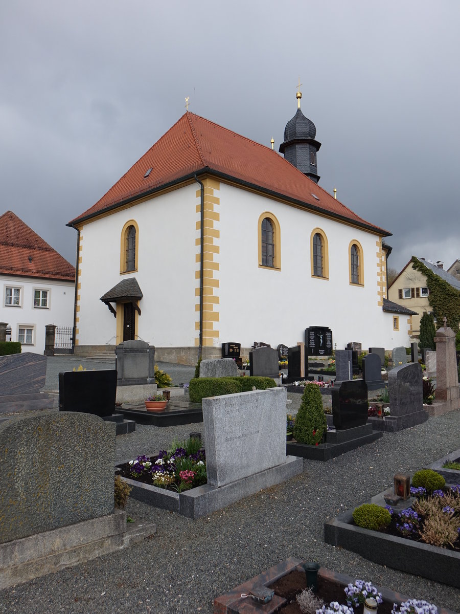 Hollfeld, St. Salvator Kirche, Saalbau mit Walmdach und eingezogenem Chor mit Dachreiter, erbaut 1704 durch Johann Leonhard Dientzenhofer (16.04.2017)