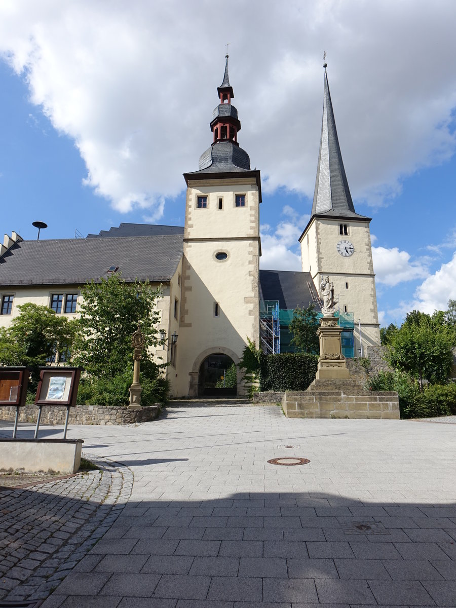 Hollstadt, kath. Pfarrkirche St. Jakobus, Chorturm mit Spitzhelm, erbaut 1610, Langhausneubau 1969 (08.07.2018)
