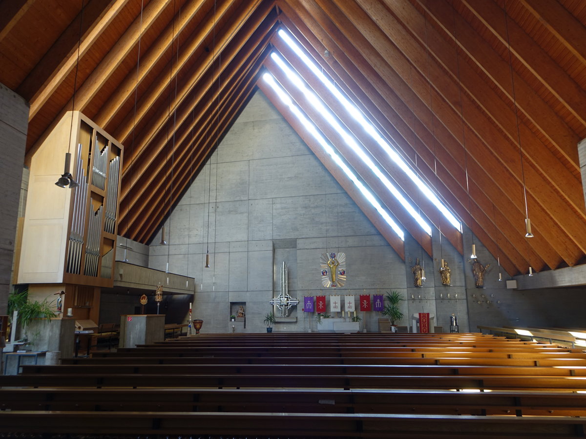 Hollstadt, Orgel und Altarbereich im modernen Langhaus der St. Jakobus Kirche (08.07.2018)