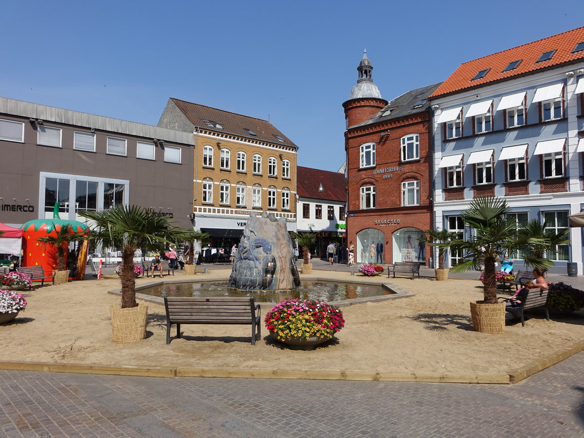 Holstebro, Brunnen am Hauptplatz Torvet (25.07.2019)