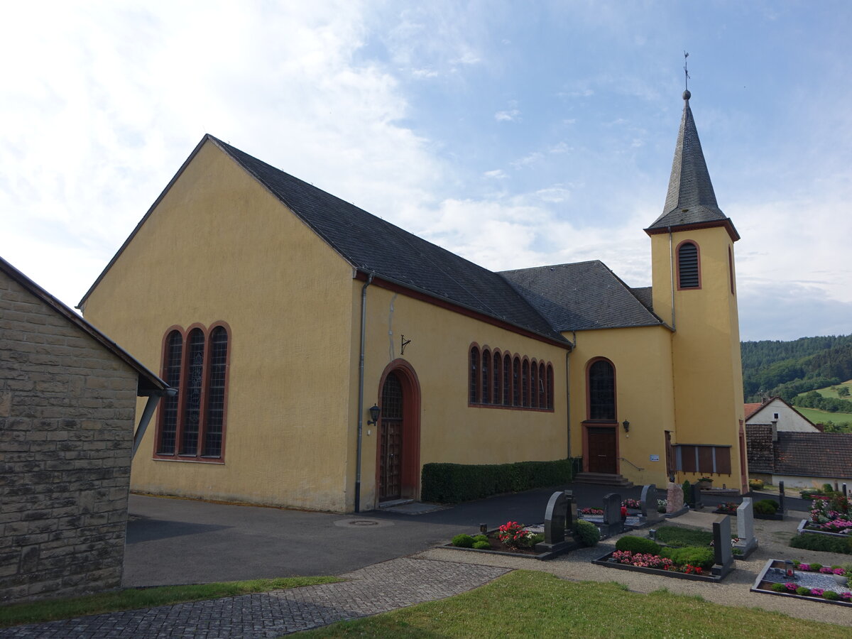 Holsthum, kath. Pfarrkirche St. Maria und Rochus, Saalbau von 1810 (22.06.2022)