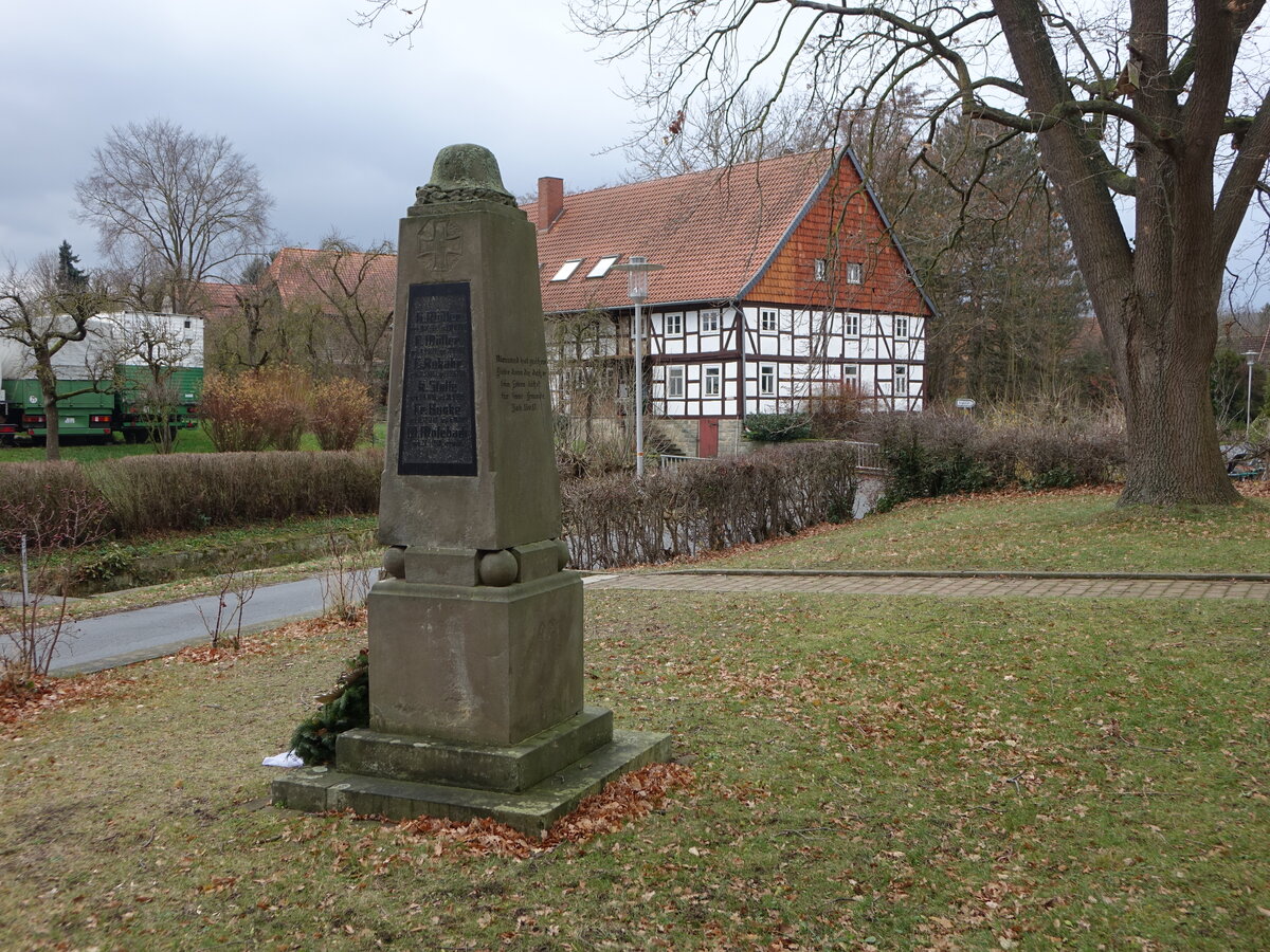 Holtensen, Kriegerdenkmal und Fachwerkhaus an der Dorfstra�e (06.12.2025)