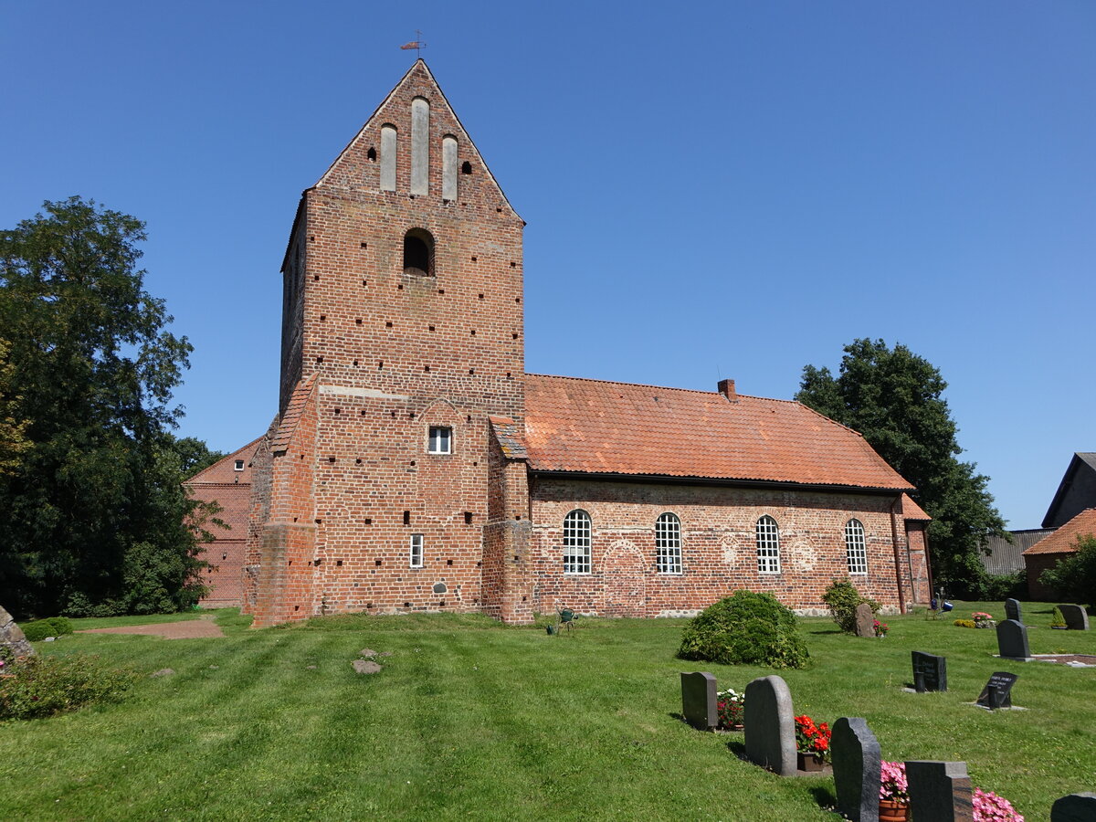 Holtorf, evangelische Kirche, sptgotischer Backsteinbau, erbaut im 14. Jahrhundert, erneuert 1745 als barocker Saalbau (13.08.2025)