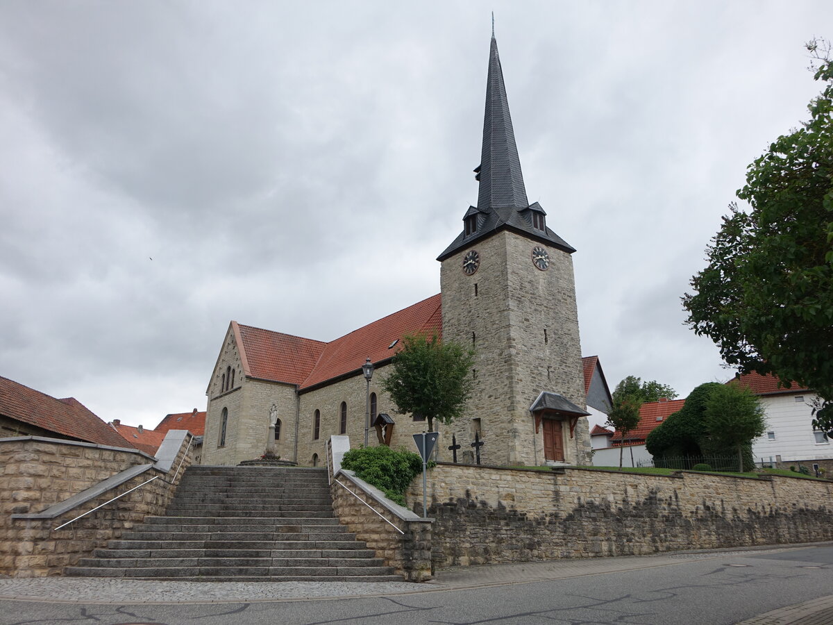 Holungen, kath. Pfarrkirche St. Johannes der Tufer, erbaut bis 1893 (01.07.2023)