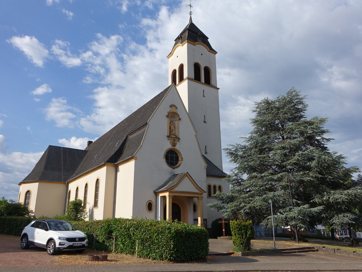 Holz, kath. Pfarrkirche St. Josef, erbaut von 1926 bis 1927 durch die Architekten Prior und Casel (15.07.2023)