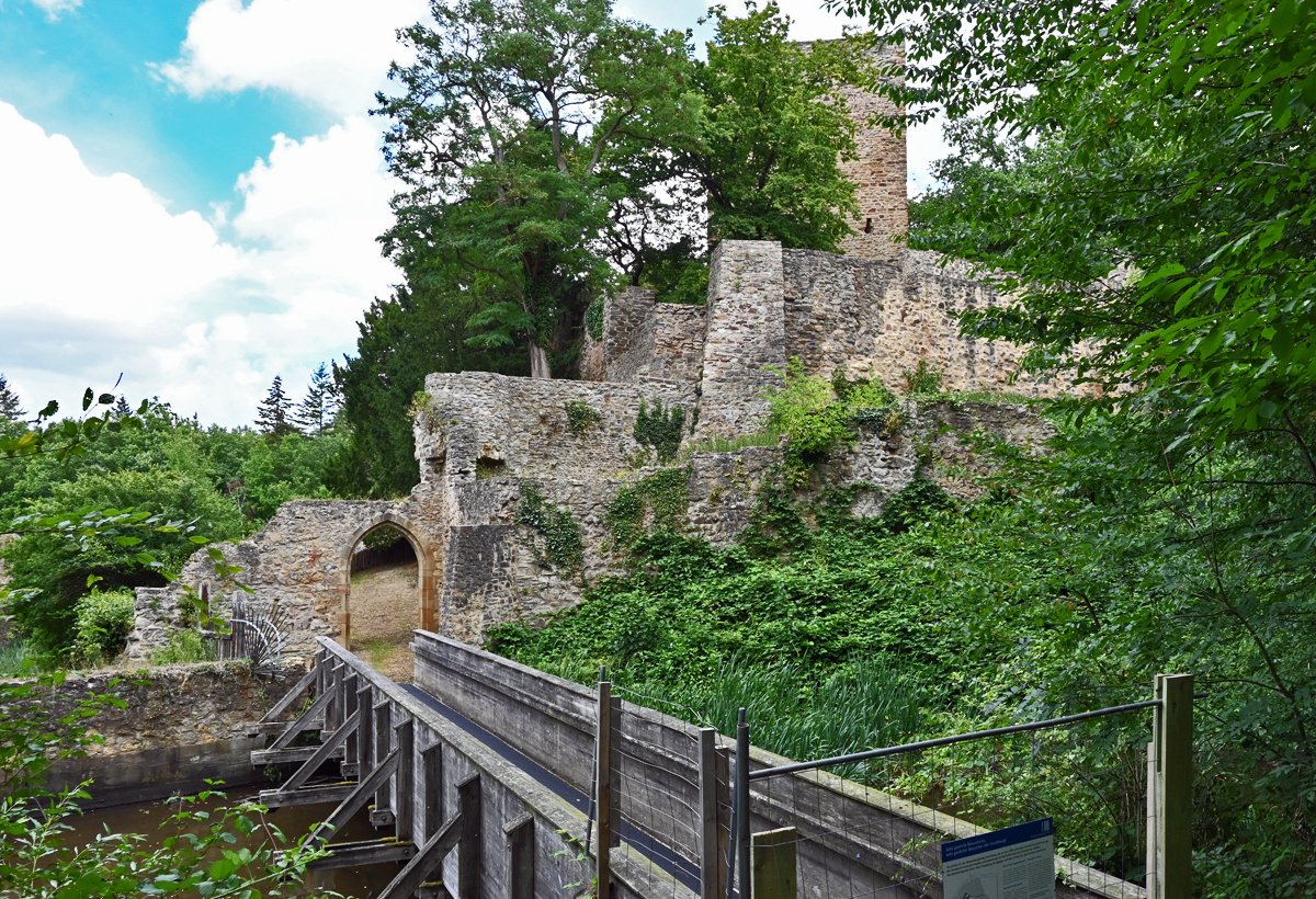 Holzbrcke (z.Zt. Zugang gesperrt), Mauer und Turm der Hardtburg bei Eu-Stotzheim - 26.07.2020