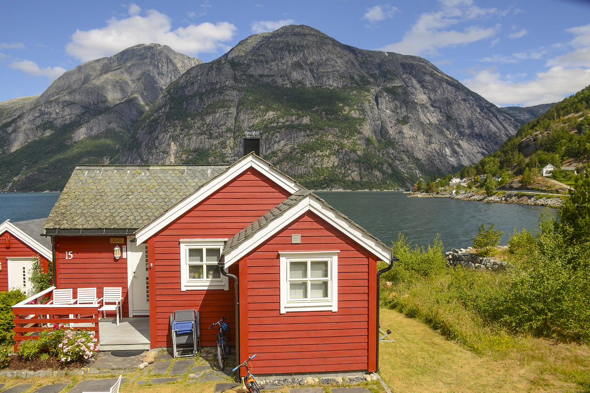 Holzhaus am Simadalsvegen in Eidfjord (Norwegen). Aufnahme: 7. Juli 2018.