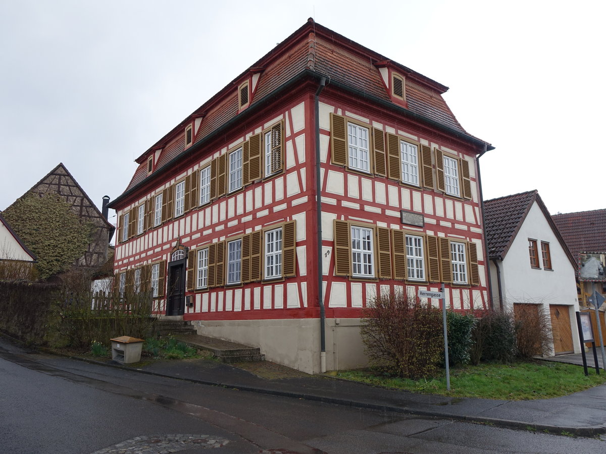 Holzhausen, Pfarrhaus in der Riedstrae, Zweigeschossiger Mansardwalmdachbau, erbaut von 1802 bis 1803 von I. Henneberger (25.03.2016)