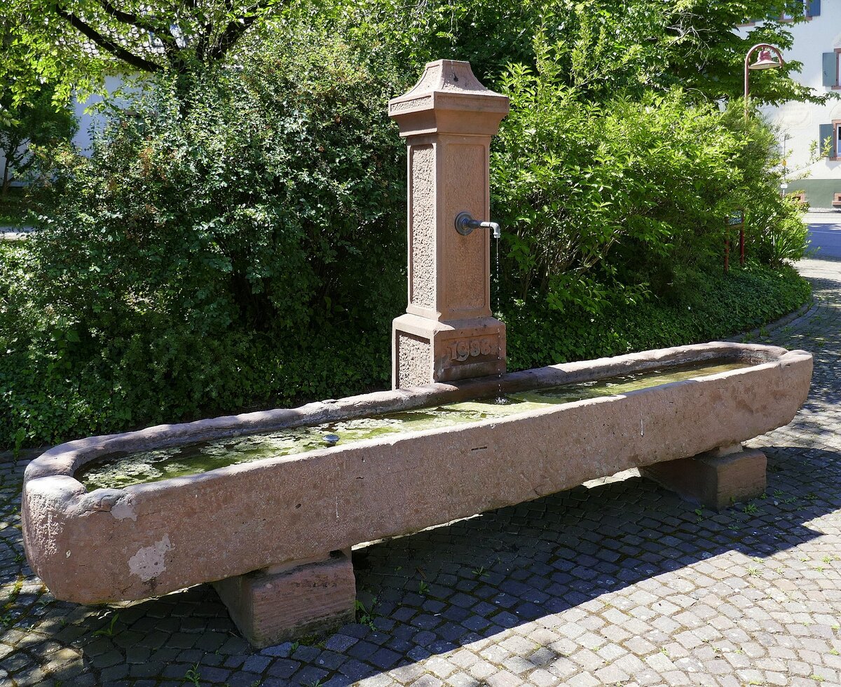Holzhausen, der Sandsteinbrunnen von 1988, an der Vrstetter Strae, Juni 2022