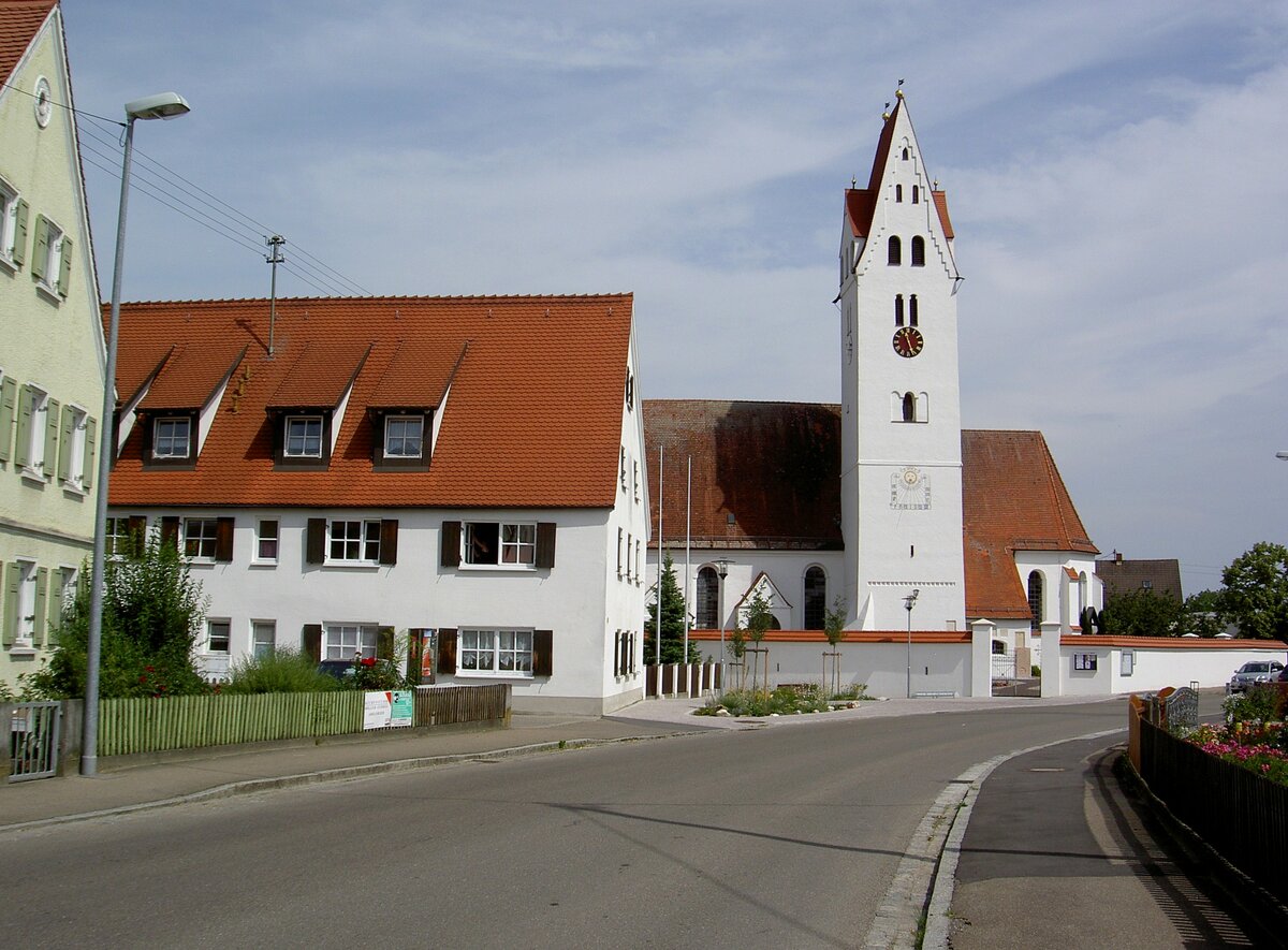 Holzheim, Pfarrkirche St. Martin, sptgotischer Saalbau mit eingezogenem Chor, erbaut bis 1506, erweitert 1759 durch Johann Michael Suiter (20.07.2014)