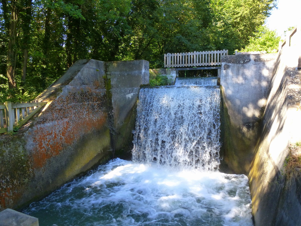 Homburg (Hombourg), knstlich angelegter Wasserfall am 1890-1912 erbauten Hardt-Kanal, dient der landwirtschaftlichen Bewsserung, Juli 2018