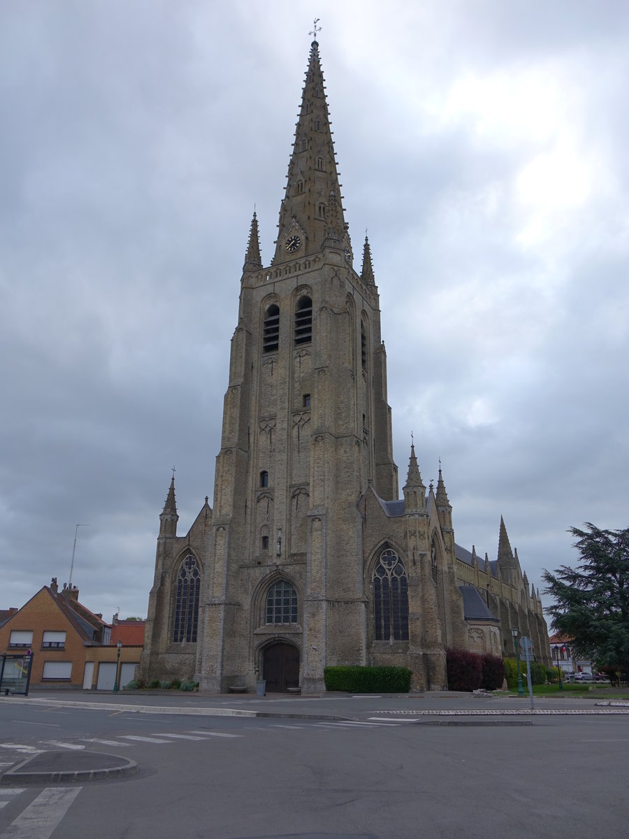 Hondschoote, St. Vaast Kirche, erbaut im 16. Jahrhundert, Kirchturm von 1582 (14.05.2016)