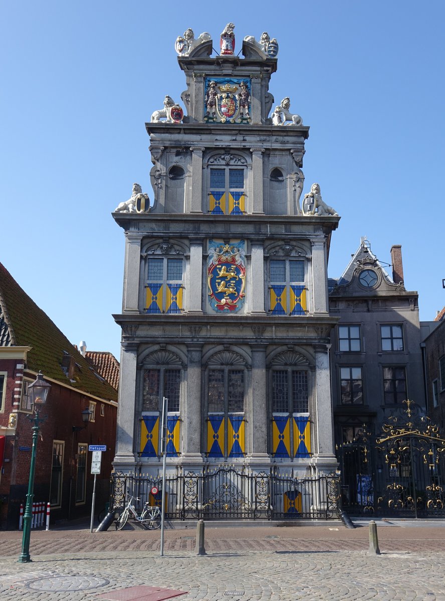 Hoorn, Westfries Museum, erbaut von 1632 bis 1632, reiche Natursteinfassade mit Pilasterordnung und 7 Lwen an den Spitzen (27.08.2016)