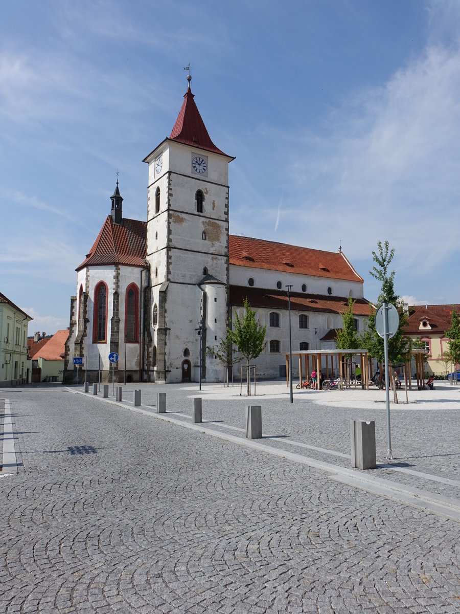 Horazdovice, Pfarrkirche St. Peter und Paul, erbaut von 1260 bis 1273, Kirchturm von 1836 (25.05.2019)