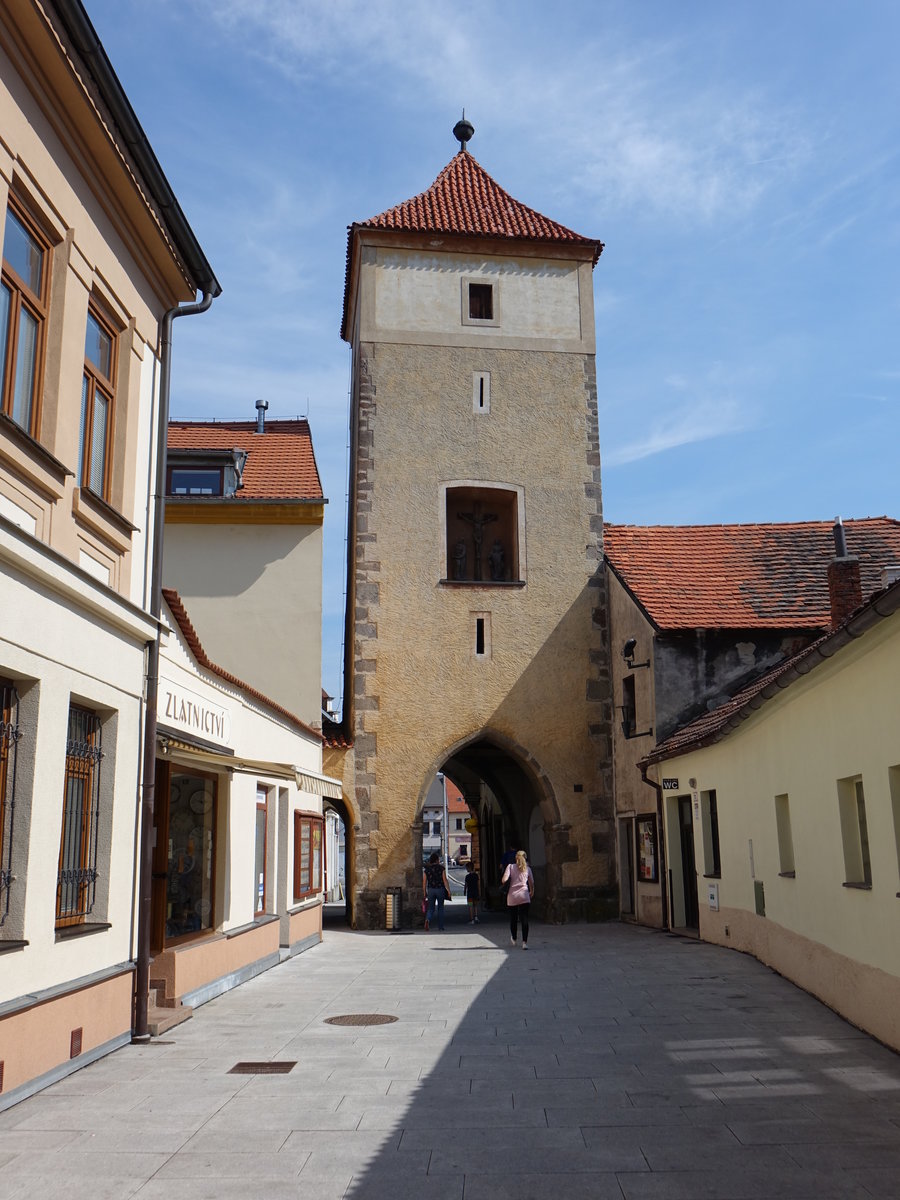 Horazdovice, Prager Tor, erbaut 1252, zweitlteste erhaltene Stadttor in Tschechien (25.05.2019)