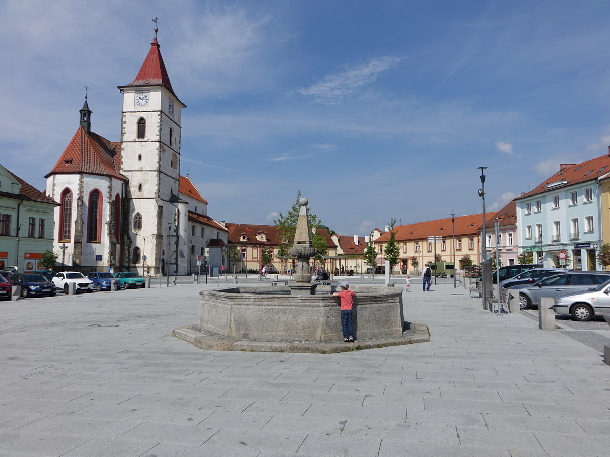 Horazdovice, St. Peter und Paul Kirche am Marktplatz (25.05.2019)