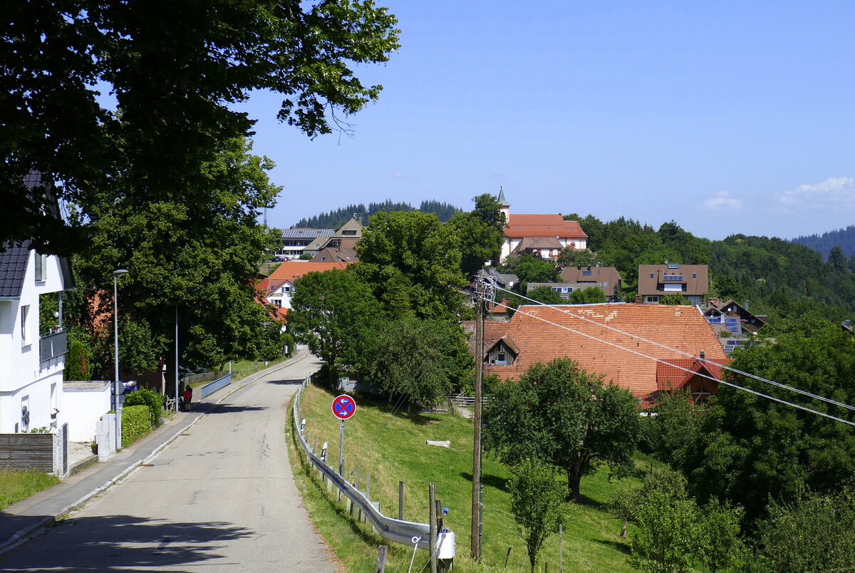 Horben, Blick über die Dorfstraße zur Kirche St.Agatha, Juni 2022