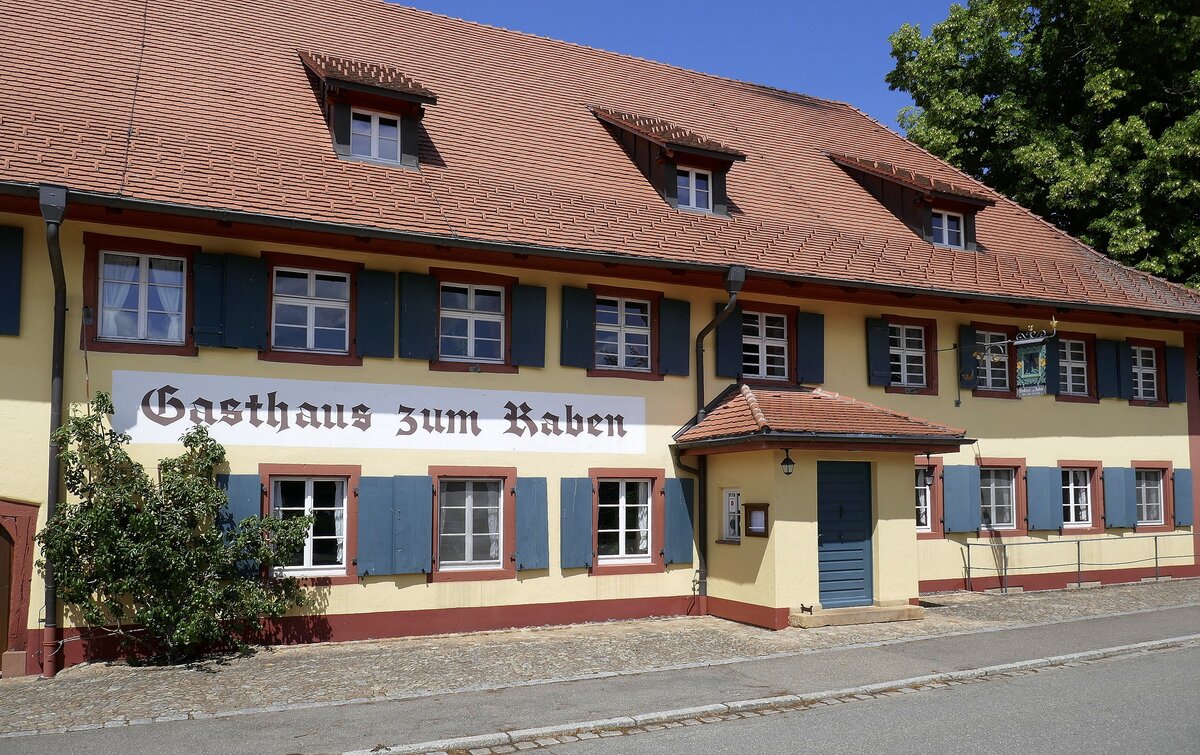 Horben, historischer Gasthof  Zum Raben , 1604 erstmals erwhnt, jetziger Bau von 1805, Juni 2022